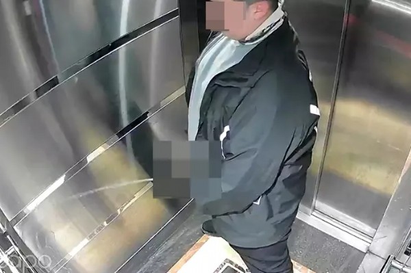 Asansörde Kurye Rezaleti! O Görüntüler Çok Konuşulmuştu